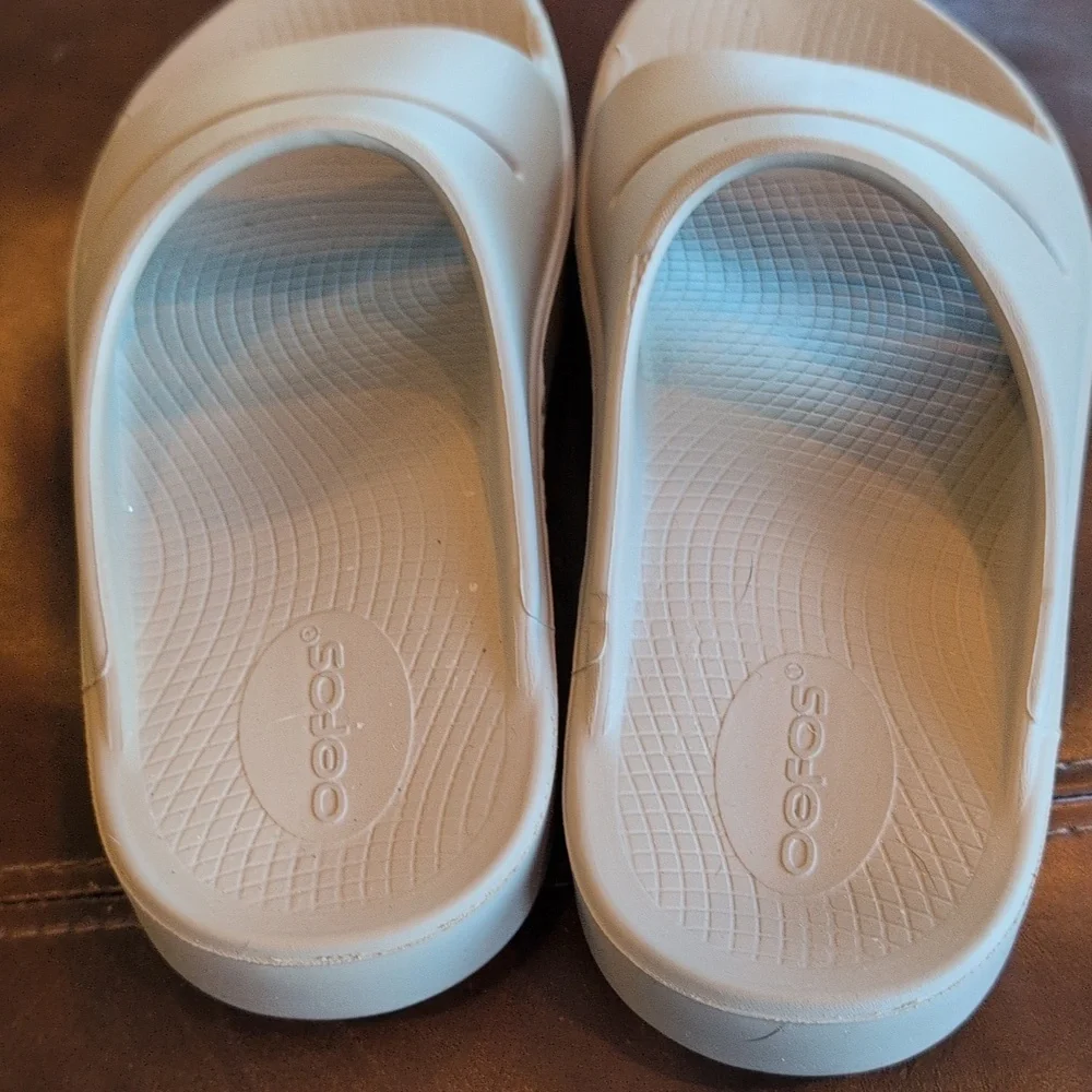 Oofos Grey Slides 7 - Picture 10 of 11
